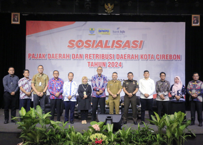 SOSIALISASI: Pj Walikota Agus Mulyadi didampingi Pj Sekda Arif Kurniawan, Kepala BPKPD Mastara, dan narasumber, foto bersama dalam kegiatan sosialisasi pajak daerah dan retribusi daerah, Selasa (2/7).