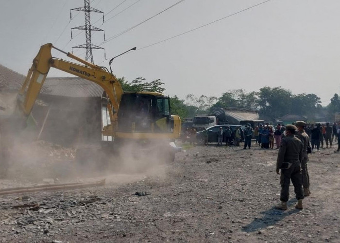 BONGKAR: Proses penertiban bangli dengan menggunakan tiga alat berat jenis excavator dan pengamanan 300 personel gabungan.