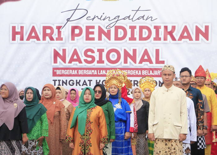 RAGAM ADAT: Peserta upacara Hardiknas, memakai pakaian adat dari berbagai daerah di Indonesia. Kreatifitas ini, bagian dari hasil penerapan Merdeka Belajar.