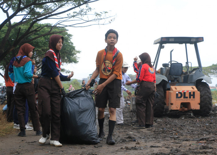 PELAJAR PRAMUKA: Pramuka aktif dalam berbagai kegiatan. Pelajar Pramuka, hadir membantu pemerintah, dalam berbagai kegiatan untuk Kota Cirebon lebih baik. 
