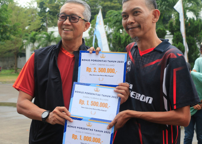  APRESIASI: Pj Walikota Agus Mulyadi, simbolis menyerahkan bonus juara Porsenitas Tahun 2023. Piagam penghargaan dan bonus, bentuk apresiasi Pemda Kota Cirebon.