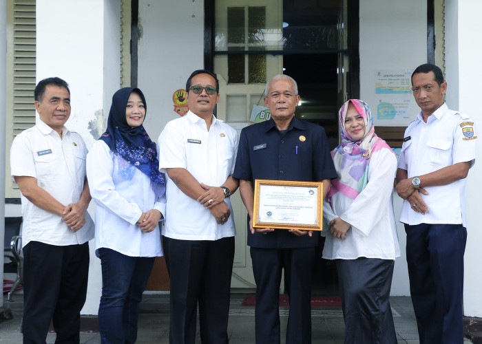 KOMPAK: Kepala DPMPTSP Sosroharsono foto bersama Sekretaris DPMPTSP Icip Suryadi dan para Kabid DPMPTSP. Penghargaan nasional yang diraih atas kinerja bersama.