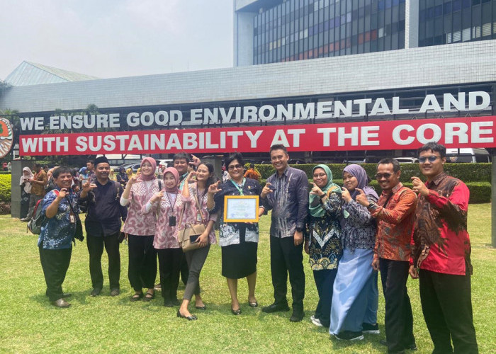 SINERGIS: Kepala Bidang Tata Lingkungan DLH Rega Wardana bersama tim, mendampingi Kepala SMP Santa Maria Kota Cirebon Christina Rukiyanyi, saat menerima penghargaan Adiwiyata Nasional 2024 di Kementrian LHK Jakarta, beberapa waktu lalu. 