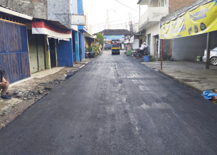 PENGASPALAN: Peningkatan jalan menjadi salah satu prioritas Pemerintah Daerah Kota Cirebon. Para pegawai DPUTR tidak kenal lelah melakukan pengaspalan jalan.