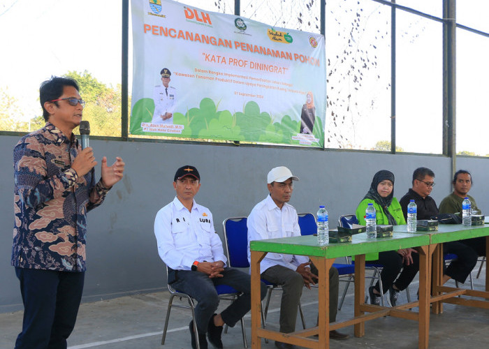 APRESIASI: Pj Sekda Arif Kurniawan mengapresiasi inovasi DLH, mengubah lahan ex TPA Grenjeng akan menjadi kawasan agroforestri, yang bermanfaat bagi masyarakat.