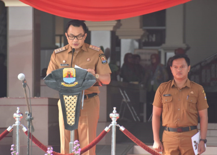 SAMBUTAN: Pj Bupati Cirebon Wahyu Mijaya memberikan sambutan saat menjadi inspektur upacara pada Hari Kesehatan Nasional ke-60.