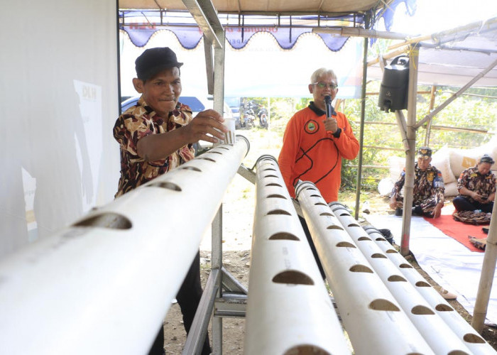 HIDROPONIK: Duta Petani Andalan Kementrian Pertanian Muhamad, menyampaikan materi dan praktik membuat hidroponik, menanam tanpa media tanah.