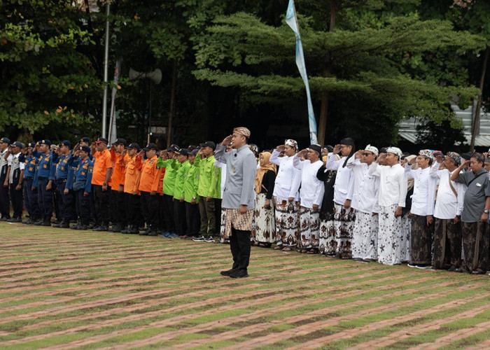 UPACARA: Peserta upacara dari berbagai elemen. Seluruh Perangkat Daerah Pemda Kota Cirebon berkomitmen, untuk terus memberikan pelayanan terbaik kepada masyarakat.