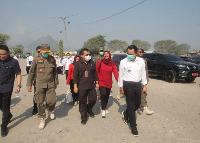 TERDEPAN: Pj Bupati Cirebon Drs H Wahyu Mijaya SH MH dengan didampingi Kasat Pol PP H Imam Ustadi SSi MSi memimpin jalannya penertiban.