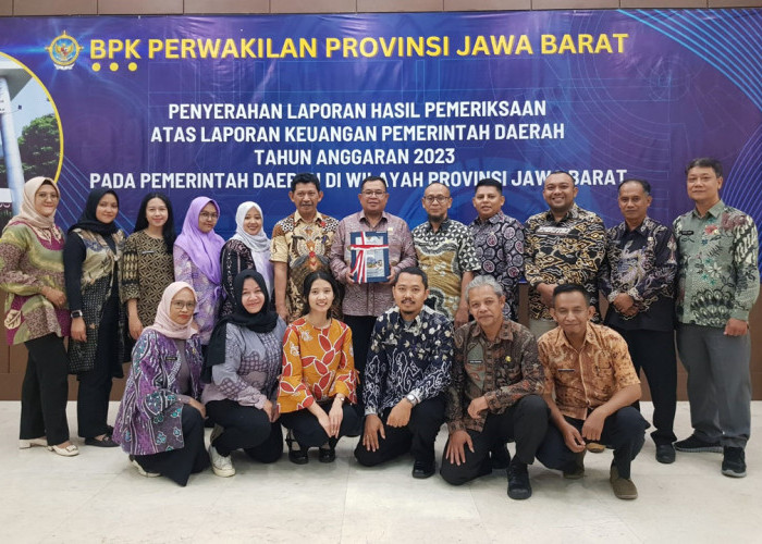 KERJA BERSAMA: Kepala BPKPD Mastara foto bersama tim BPKPD Kota Cirebon. Kerja bersama bahu membahu mewujudkan Opini WTP Kedelapan.