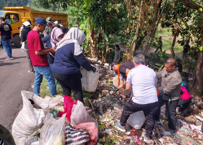 KERJA SAMA: Sampah ditaruh di karung sebelum diangkut truk yang disediakan oleh DLH untuk dibuang ke TPA Gunung Santri.