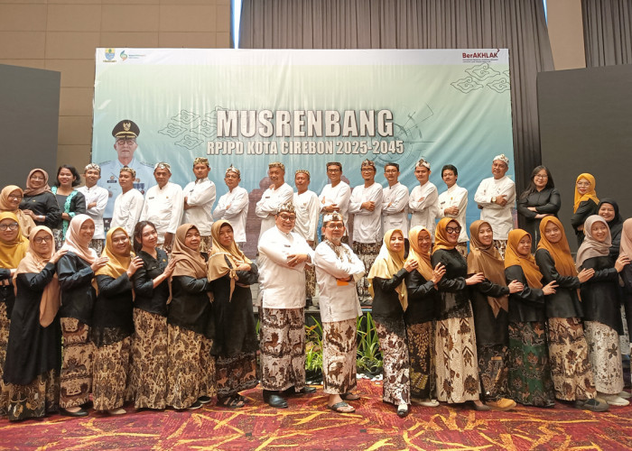 KOMPAK: Kepala Bappelitbangda Agus Herdhyana bersama jajaran Bappelitbangda, foto bersama usai Musrenbang RPJPD Kota Cirebon 2025 -2045, Senin (29/4).