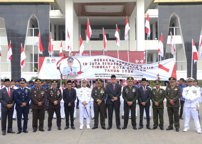 SINERGIS: Pj Walikota Agus Mulyadi didampingi Pj Sekda Arif Kurniawan dan Kepala Bakesbangpol Buntoro Tirto, foto bersama Forkopimda, dalam kegiatan Gerakan Pembagian 10 Juta Bendera Merah Putih.