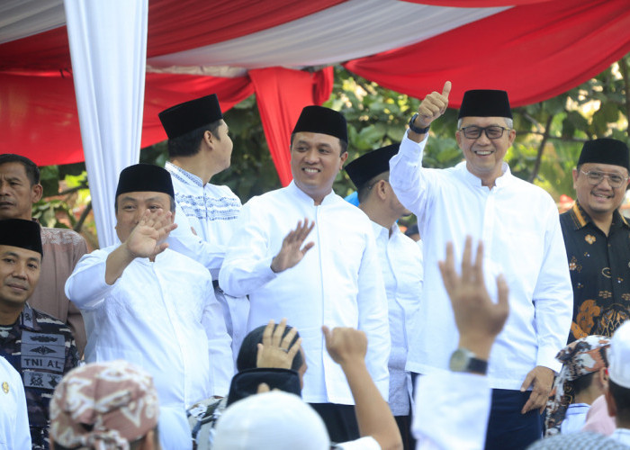 RAMAH: Pj Walikota Agus Mulyadi bersama Forkopimda, menyapa rombongan Pawai Ta’aruf Kontingen MTQ Ke-56 Tingkat Kota Cirebon di Lapangan Kebumen, kemarin.