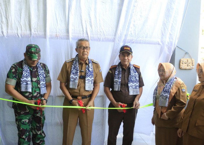 GUNTING PITA: Pj Walikota Agus Mulyadi bersama Kajari Umaryadi, dan Dandim 0614 Robil Syaifullah, menggunting pita peresmian Kantin Kejujuran di SMPN 5, Selasa (14/5). Pada hari yang sama, Kantin Kejujuran, juga diresmikan di sekolah-sekolah Kota Cirebon.