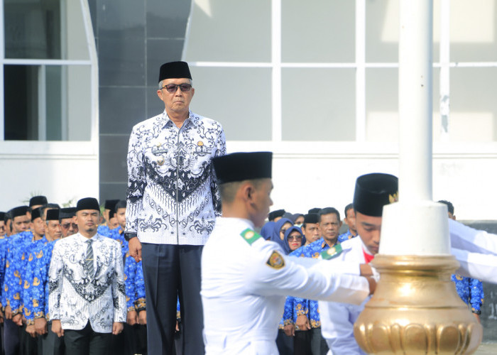 UPACARA: Pj Walikota Agus Mulyadi memimpin upacara HUT Korpri Ke-53 bersamaan dengan HUT PGRI Ke-79 dan Hari Guru Nasional Tingkat Kota Cirebon, Jumat (29/11).