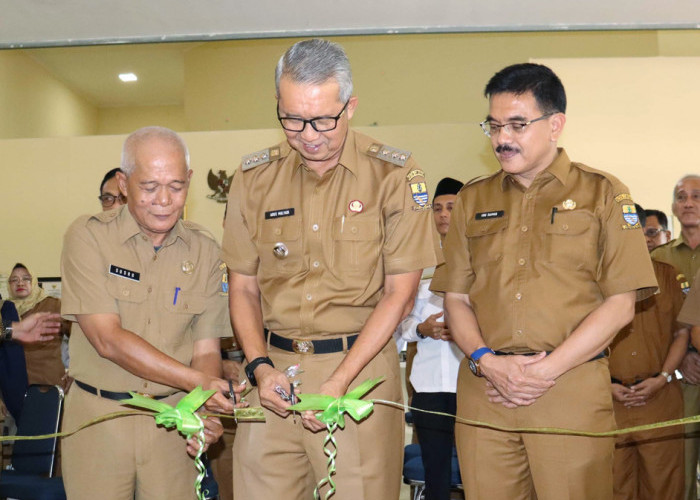 PERESMIAN: Pj Walikota Agus Mulyadi didampingi Pj Sekda Iing Daiman dan Kepala DPMPTSP Sosroharsono, potong pita peresmian soft launching MPP, Senin (30/12).