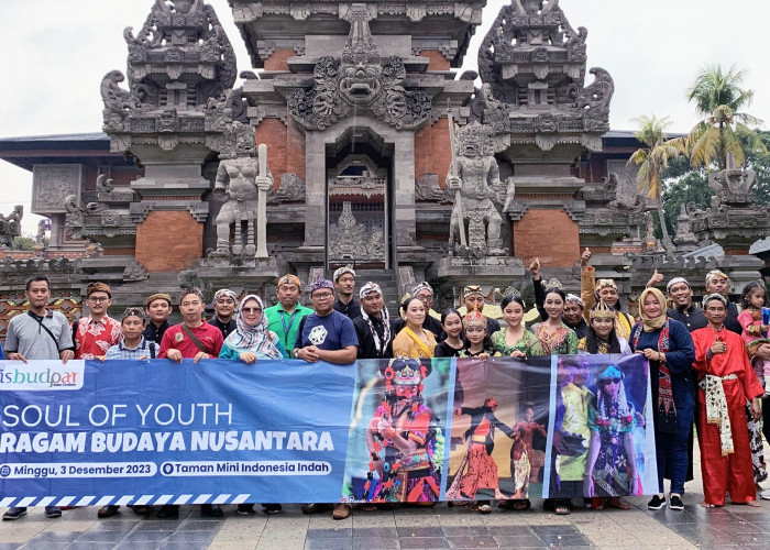 SINERGIS: Sekretaris Disbudpar Setia Herawaty, Kabid Kebudayaan Disbudpar Ramli Effendi dan tim pelaku seni budaya Cirebon, foto bersama di TMII Jakarta, Minggu (3/12).