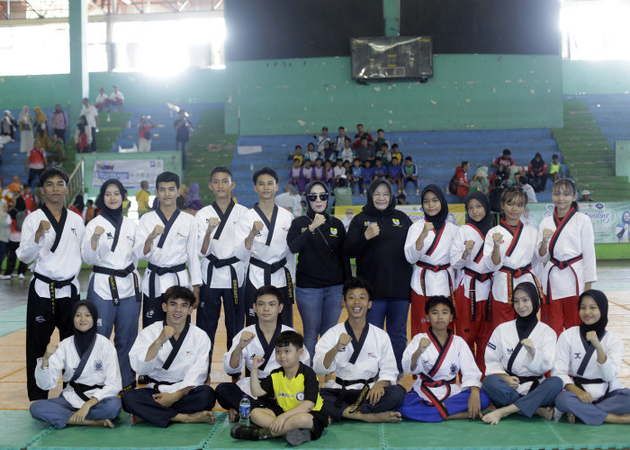 BIBIT: Kepala Disdik Kadini didampingi Kabid Dikdas Ade Cahyaningsih, foto bersama atlet karate yang akan bertanding dalam O2SN, yang menjadi momentum menampilkan bibit-bibit unggul di bidang olahraga lingkup Disdik Kota Cirebon.