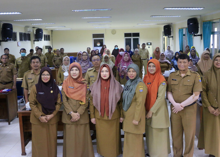 SINERGIS: Kepala Dinkes Maria Listiawaty didampingi Sekretaris Dinkes Tri Mulyaningsih dan jajaran Dinkes, foto bersama peserta FPD Rencana Kerja Dinkes Kota Cirebon Tahun 2025.