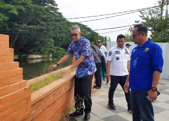 PENATAAN: Pj Walikota Agus Mulyadi didampingi Kepala DPRKP Wandi Sofyan, meninjau obyek penataan kawasan kumuh. Pemkot Cirebon komitmen, zero kawasan kumuh.