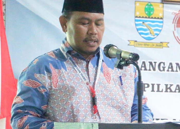 SOSIALISASI: Subkor Poldagri Bakesbangpol Ade Budiyanto selaku panitia sosialisasi menyampaikan, peserta terdiri dari 50 orang ASN dan BUMD Kota Cirebon.