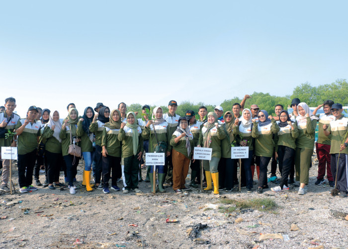 KOMPAK: Kepala DLH Yuni Darti foto bersama segenap panitia HLHS, usai kegiatan penanaman mangrove di pesisir Kelurahan Kebon Baru, Selasa 28 Mei.