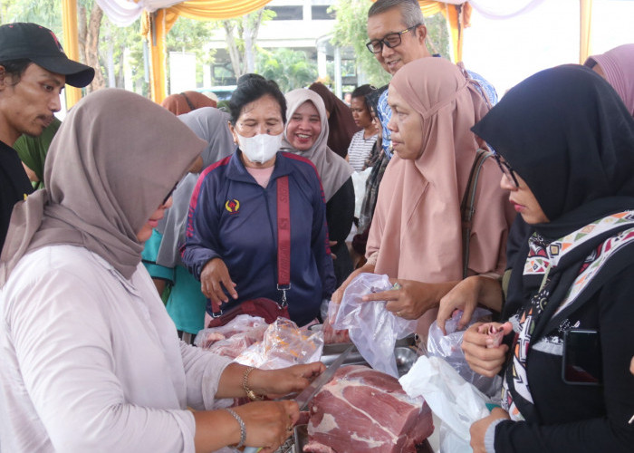 DEKAT: Pj Walikota Agus Mulyadi berbincang dengan masyarakat, dalam kegiatan GPM. Pada Kamis (4/4), GPM digelar serentak pada lima kecamatan di Kota Cirebon.