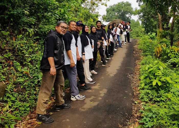 Menuju lokasi finish di area obyek wisata Plangon, jalan yang dilalui naik turun. Kenaikan dengan elevasi sekitar 100 meter, menjadi tantangan olahraga jalan kaki. 