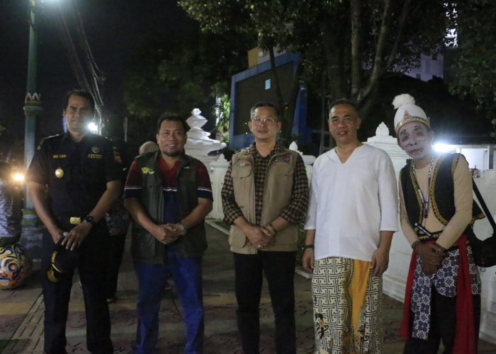 Kepala Disbudpar Agus Sukmanjaya, Kepala Satpol PP Edi Siswoyo, Kepala Satpol PP Jawa Barat Ade Afriandi, dan Pejabat Bea Cukai Cirebon Mei Hari Sumarna, foto bersama usai kegiatan Malming Ning Balekota, Sabtu (16/12).