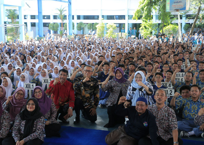 SEMANGAT: Pj Walikota Agus Mulyadi didampingi Kepala Disdik Kadini, foto bersama ratusan pelajar SMAN 1 Kota Cirebon. Pj Walikota berpesan kepada pelajar, untuk terus meningkatkan kualitas diri, gigih mengejar mimpi, dan berprestasi. 