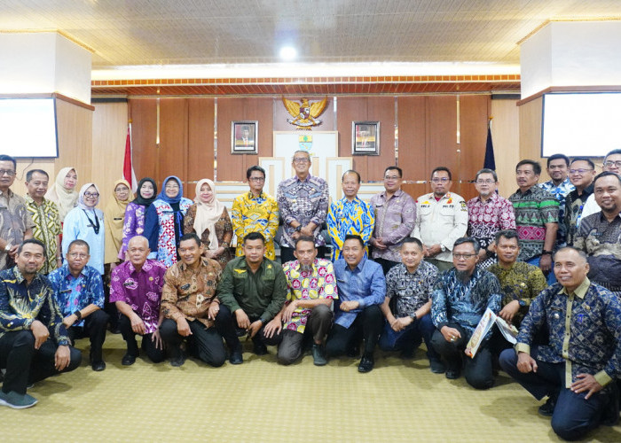 KOMITMEN BERSAMA: Pj Walikota Agus Mulyadi didampingi Pj Sekda Arif Kurniawan dan Inspektur Asep Gina Muharam, foto bersama Kepala Perangkat Daerah, usai Penyerahan Hasil Evaluasi AKIP di Lingkungan Pemerintah Kota Cirebon Tahun 2024, akhir pekan kemarin.