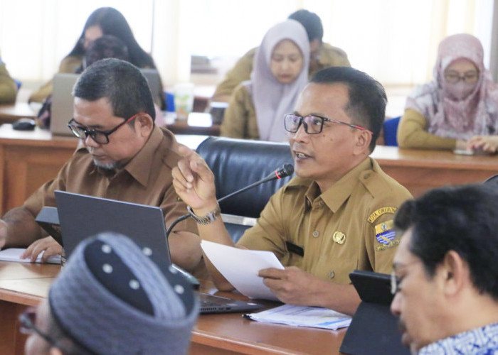 SEJAHTERA: FGD yang dipimpin Asisten Pemerintahan dan Kesejahteraan Rakyat Sutikno, membahas peningkatan kesejahteraan masyarakat Kota Cirebon, dilakukan secara komprehensif, Senin (4/12).