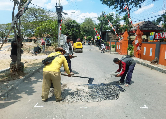 PEMELIHARAAN: Bidang Bina Marga DPUTR, rutin melakukan pemeliharaan. Diantaranya, nampak dalam foto sedang melakukan pemeliharaan di Jalan Silakaca.