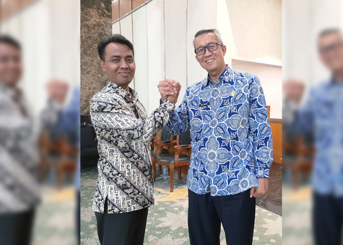 SINERGIS: Sekda Agus Mulyadi foto bersama Ketua DPRD Ruri Tri Lesmana, usai mengikuti pembahasan lintas sektor dan persetujuan substansi dari Kementrian ATR/BPN.