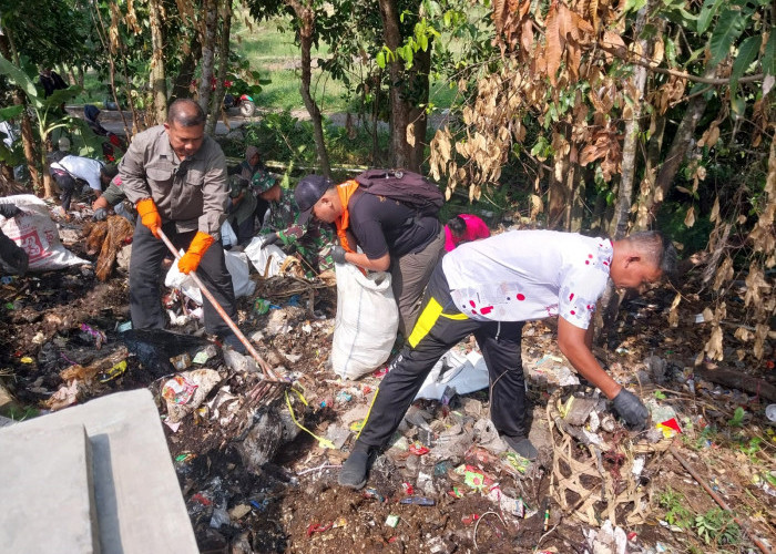 KOMPAK: Bersama teman komunitas membersihkan TPS liar di wilayah Kecamatan Dukupuntang.