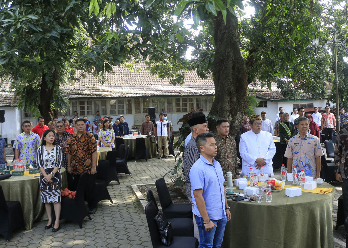 HALAL BIHALAL: Segenap peserta Halal Bihalal Disbudpar dan PHRI, menyanyikan lagu Indonesia Raya. Hadir para pimpinan hotel dan restoran di Kota Cirebon.