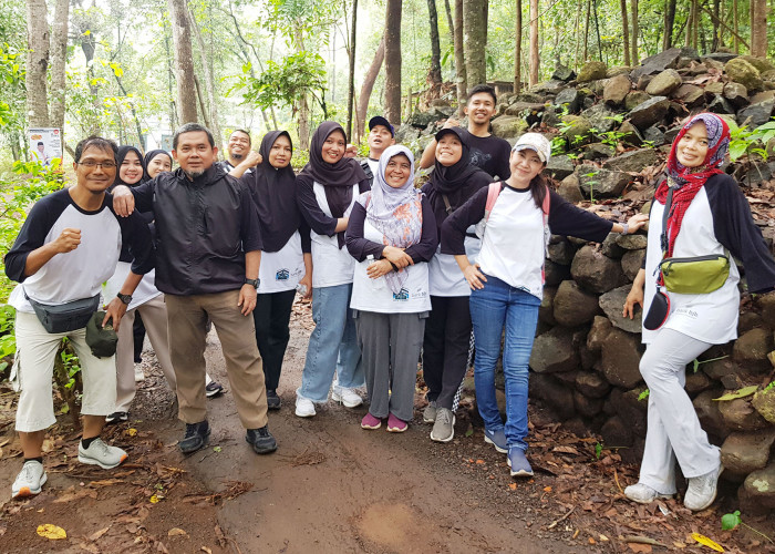 Perjalanan pegawai Bappelitbangda, melewati hutan kecil yang rindang. Suasana asri mengiringi sepanjang jalan setapak area tersebut.