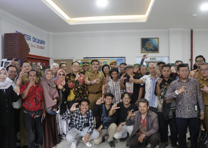 KOMPAK: Pj Sekda Iing Daiman didampingi Plt Kepala DKUKMPP Handi Sogiyanto, bersama Forkopimda Kota Cirebon dan segenap tamu undangan, foto bersama usai peresmian Pameran Lukisan Cirebon di DKUKMPP, Senin (28/10).