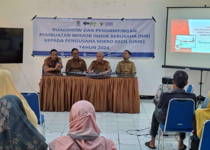 SOSIALISASI: Kepala DPMPTSP Sosroharsono dan jajarannya, melakukan sosialisasi dan pendampingan pembuatan NIB kepada masyarakat di wilayah Kecamatan Kejaksan.