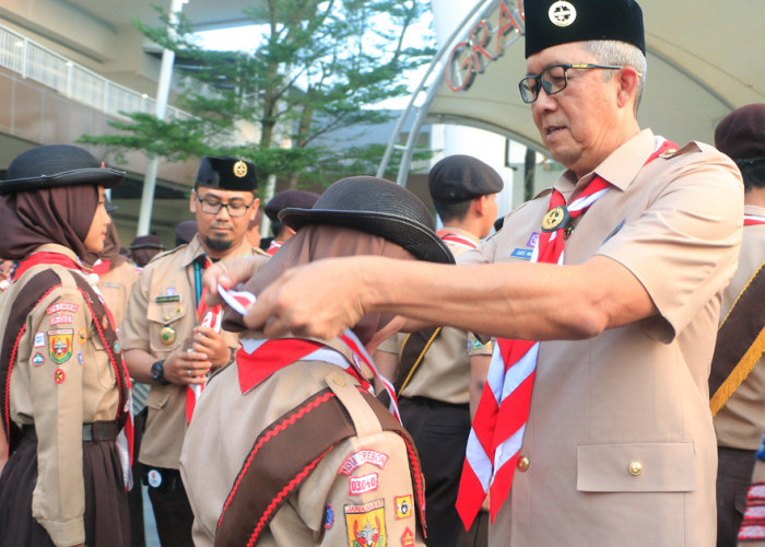 PENGHARGAAN: Pj Walikota Agus Mulyadi menyematkan penghargaan kepada anggota Pramuka Kota Cirebon, yang telah mendarmabaktikan untuk kemajuan Gerakan Pramuka.