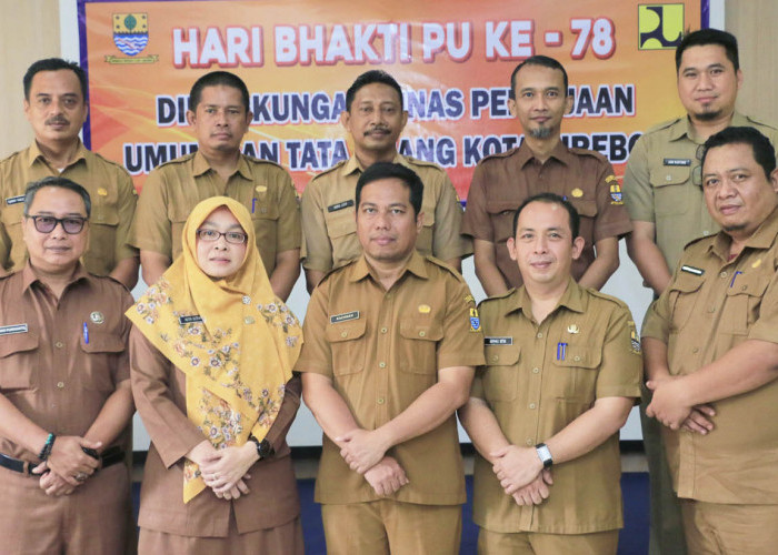 KOMPAK: Kepala DPUTR Rachman Hidayat foto bersama segenap pejabat DPUTR, usai kegiatan rangkaian Hari Bhakti PU Ke-78 Tingkat Kota Cirebon, Senin (4/12).