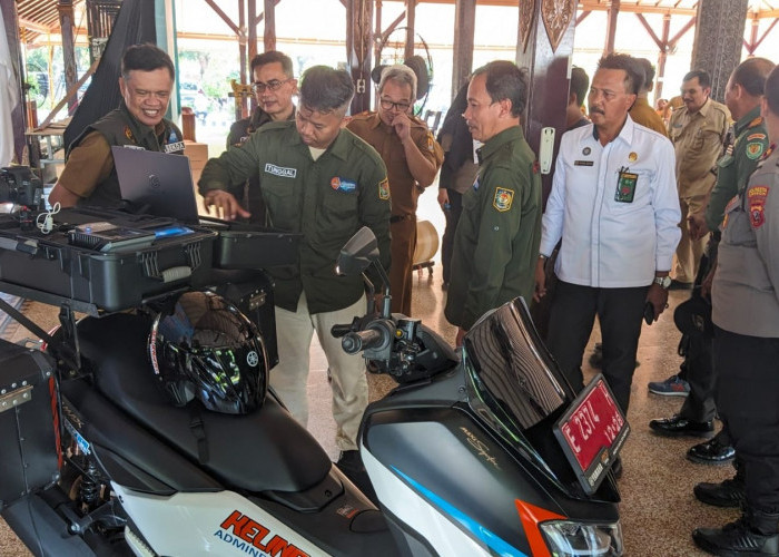 INOVASI PELAYANAN: Sekda Kabupaten Cirebon Dr Hilmy Rivai MPd didampingi Kadisdukcapil Jabar Berli Hamdani Gelung Sakti dan Kadisdukcapil Kabupaten Cirebon Iman Supriadi melaunching program Kelingan Adminduk di Pendopo Bupati Cirebon dan melepas tim yang akan dikirim ke desa-desa terpencil untuk memberikan pelayanan adminduk, kemarin.