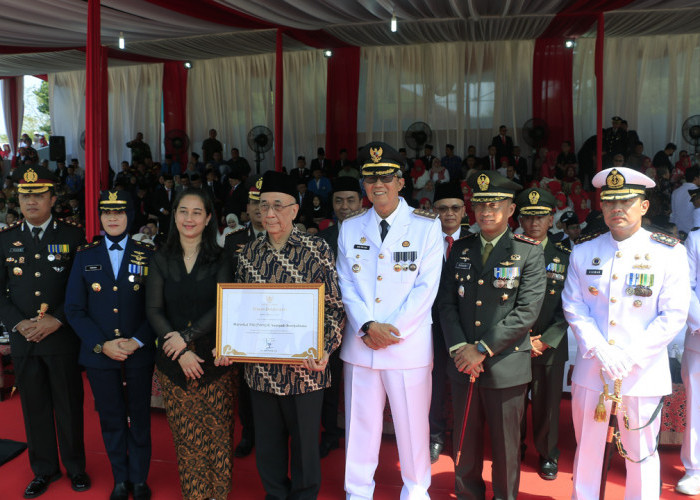  PENGHARGAAN: Pj Walikota Agus Mulyadi didampingi Forkopimda, menyerahkan penghargaan kepada keluarga Marsekal TNI (Purn) R Soerjadi Soerjadama. 