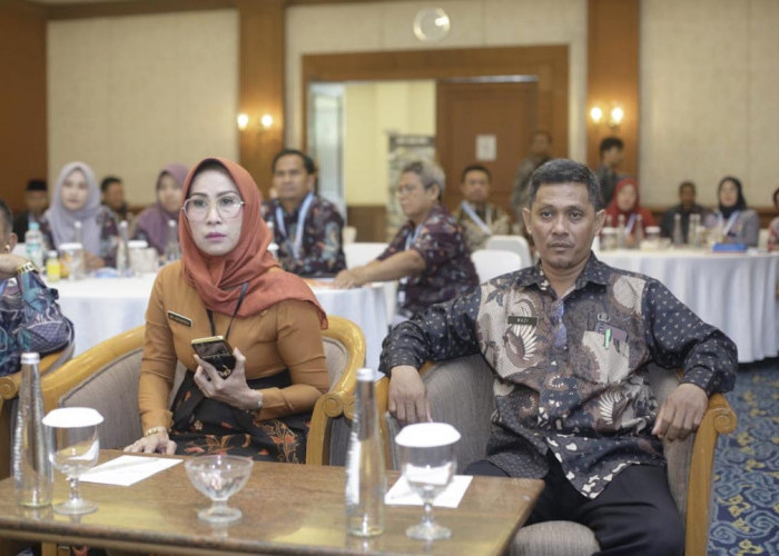 KEBINEKAAN: Kabid Dikdas Disdik Ade Cahyaningsih, mengikuti kegiatan pelatihan kebinekaan global. Hasil yang didapatkan, akan diterapkan di sekolah Kota Cirebon.