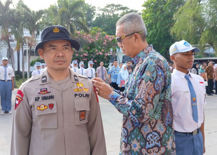 SEMAT PIN: Pj Walikota Agus Mulyadi menyematkan pin kepada perwakilan Capaska dan pelatih. 32 Capaska Kota Cirebon akan mengikuti Diklatsar membentuk mental dan fisik.