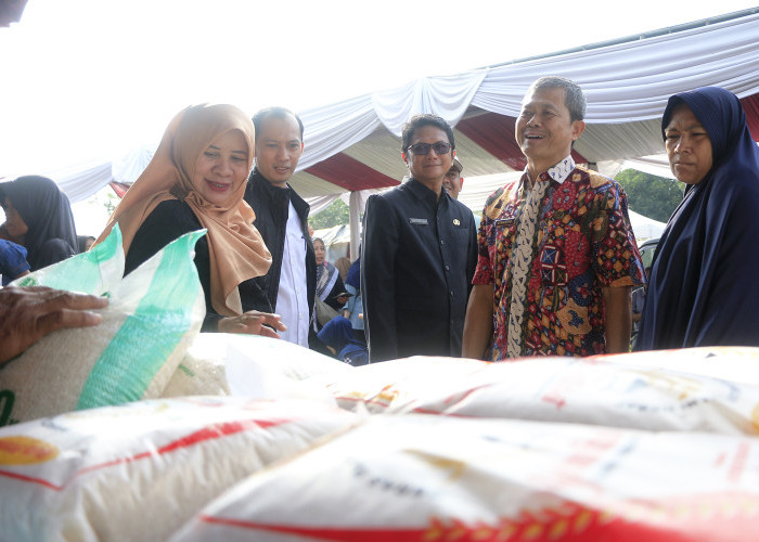 MURAH: Pj Sekda Arif Kurniawan bersama Asisten Ekbang Sumantho, Kepala DKPPP Elmi Masruroh, memastikan kualitas beras yang dijual dalam GPM di Lapangan Kalitanjung.