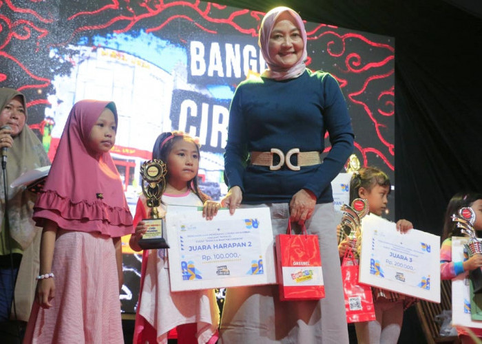 PEMENANG: Bunda PAUD Kota Cirebon Madyawati, menyerahkan piagam dan hadiah kepada para pemenang lomba mewarnai tingkat TK/PAUD, dalam even mini expo BBC.