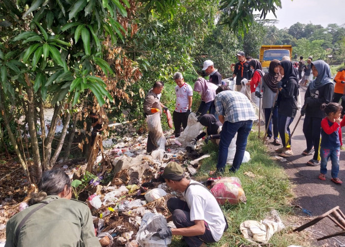 KOLABORASI: DLH Kabupaten Cirebon menggandeng pihak kecamatan, desa, dan puluhan Komunitas di Cirebon bersihkan TPS liar.