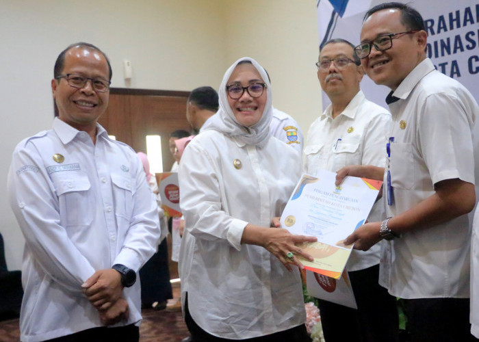 PENGHARGAAN: Kepala DPRKP Wandi Sofyan, menerima piagam penghargaan Evaluasi AKIP 2023 dari Pemerintah Kota Cirebon, Rabu (15/11).